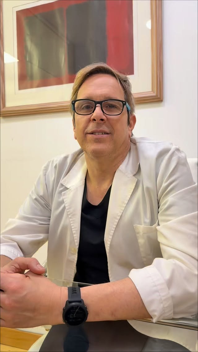 Planificar no es imaginar el resultado.
Es comprobar que sucede exactamente así.
Tras la planificación digital y la cirugía, verificamos radiográficamente que cada implante está colocado en el punto exacto que habíamos definido: rodeado de hueso, perfectamente integrado y en equilibrio con el hueso maxilar.
👉🏻Porque la planificación digital no es un paso previo. Es la base para trabajar con precisión, seguridad y resultados predecibles.