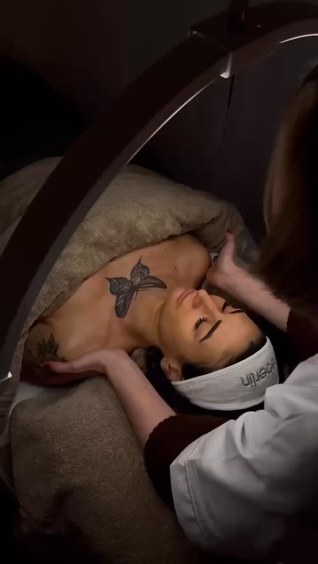 ✨ Offre à ta peau bien plus qu’un simple soin ✨
Au salon, nous travaillons avec les soins visage Eberlin, une biocosmétique experte où les actifs ne restent pas en surface : ils pénètrent la peau et la traitent en profondeur.
Un rituel expert, des actifs puissants et un instant de détente profonde pour une peau plus lumineuse, équilibrée et éclatante.
📅 Prête à révéler l’éclat de ta peau ?
Réserve ton soin visage dès maintenant 🤍
#soinvisage #biocosmetics #salondebeaute #villenavedornon #eberlin