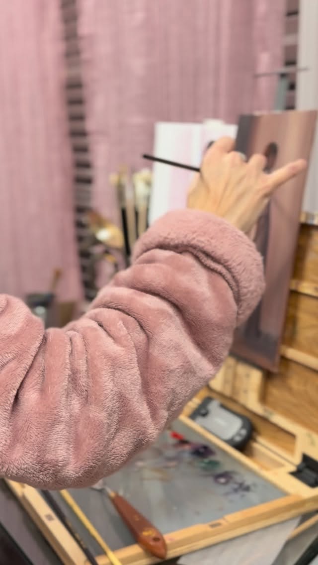 …this also makes me realize everything I own is mauve. Wasted few minutes of filming painting but still provided me with a little laugh when I picked it up!
Happy creating!
#emilyfossumart #oilpainting #artstudio #whoops #funnyartist