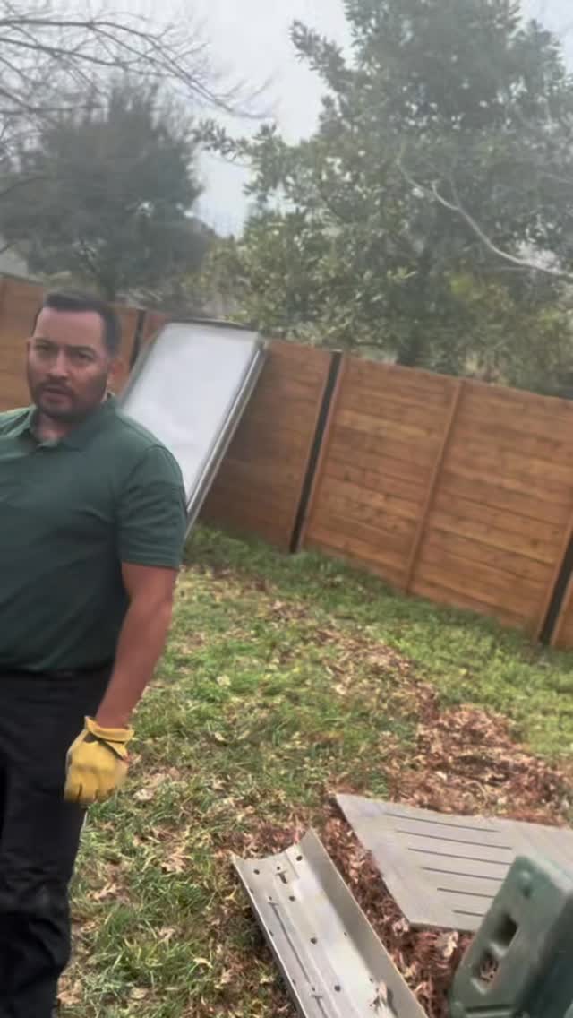 973 LB 6 person hot tub removal. Don’t you worry. #dashawayjunkhauling won’t make a mess in your yard by cutting up your hot tub. We always do are best to take it out whole. So there’s no fiberglass, insulation, or scrap pieces in your precious yard where your kids or dogs play. Call the pros. #dashawayhauling #austinjunkremoval