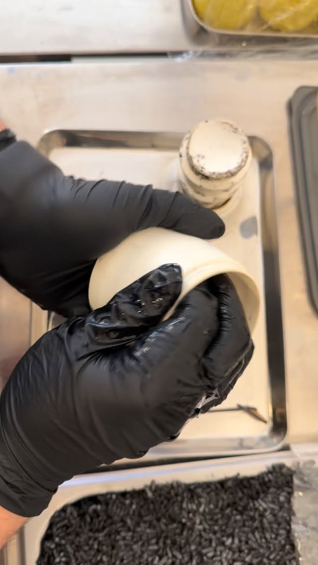 Limited edition: ARANCIN* CON RISO AL NERO DI SEPPIA E RAGÙ DI DATTERINO GIALLO CON GALLINELLA! Tagga la persona che devi assolutamente portare! #ilmaresifastrada #verona #lamicomio #glutenfree #senzaglutine