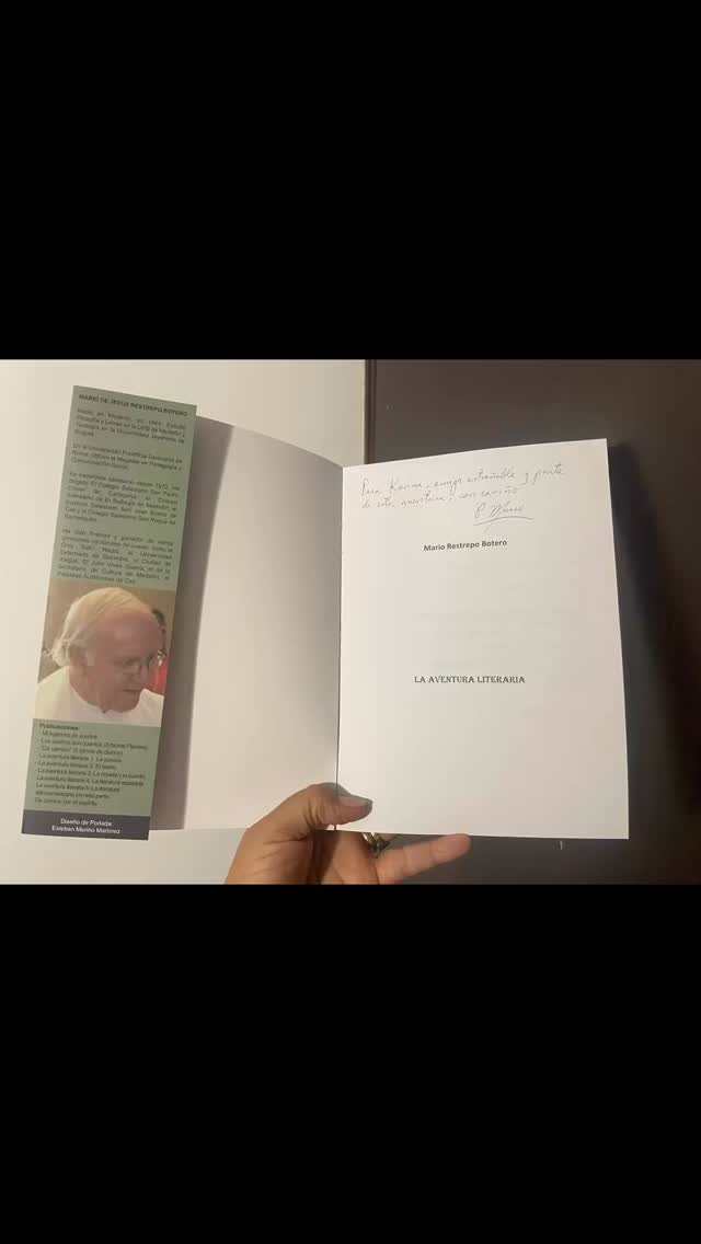 #martesderecomendarlibros👌🏼
🙌Ay, por Dios, mi primer libro recomendado del 2026, lo comparto con dedicatoria y mención en sus páginas de La Chaza y de su directora - o seaaa 😍😍comenzamos con toda LA BUENA VIBRA este nuevo año de lecturas!!
🫶Un Detallazo por parte de su autor, el sacerdote y escritor Mario Restrepo Botero, un amigo que me ha revelado su sabiduría, su fe, su forma de ver la vida y sobre todo con este libro me ha hecho parte de su Aventura Literaria.
📚Como toda la serie de su GRAN SAGA, esta segunda parte del TOMO V es un TESORO LITERARIO!!!
🎁Este nuevo libro es también un obsequio para todos los espíritus lectores; es un curso completo de Literatura, recreado y protagonizado por el Maestro de maestros que es el Padre Mario💖
🤌Hay maravillosas conversaciones con escritores, novelistas, poetas, cuentistas y pensadores de Latinoamérica. Sus páginas se leen como quien asiste a sucesivos encuentros con notables autores que nos regalan lo mejor de sus ideas
Gracias padre Mario por esta nueva entrega de La aventura literaria🩶
2026 AQUÍ VAMOS CON TODAAAS LAS GANAS ✅
#NuevosepisodiosdeLaAventuraLiteraria
#padreMarioRestrepoBotero
#Segundapartedeltomo5
#maestrodemaestros💜