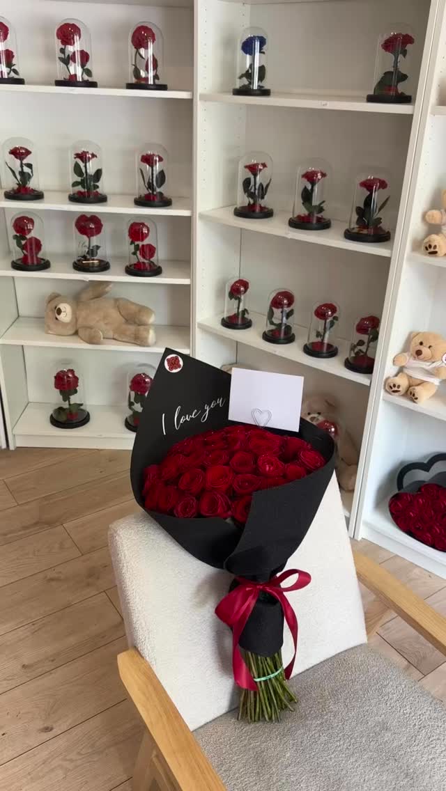 Un bouquet de roses,
Le bouquet parfait pour déclarer votre amour.
Parce que parfois, les fleurs disent ce que les mots n’osent pas…
En cette Saint-Valentin, dites-lui “je t’aime”.