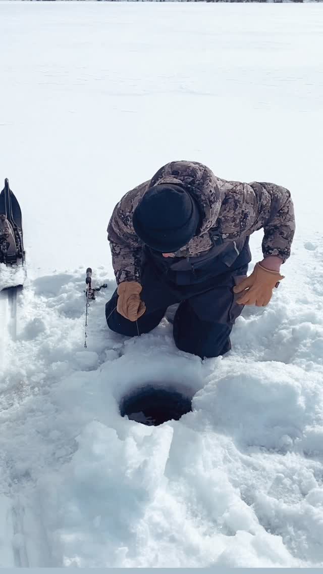 Nothing beats big lakers through the ice đŁ
#ubiquitylakeoutfitters #northernsaskatchewan #fishcamp #flyin #laketrout #icefishing