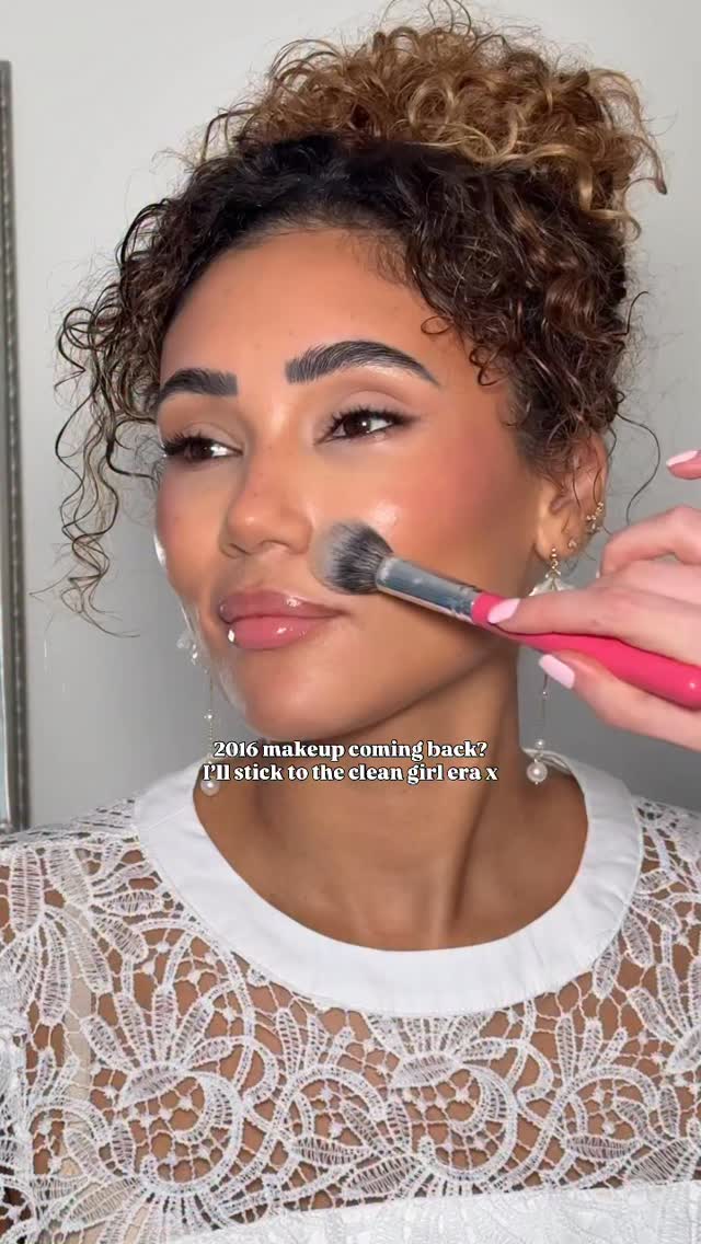 You can’t make me go back, YOU CANT 😩😂 (also as per my last post, how good is 2x zoom on iPhone 16pro max?!)
Glowy skin, fluttery individual lashes, micro wing, fresh blush - I just love the clean girl look too much - anyone else? 🩷
And can we talk about Shanice’s natural lip colour?! I only added a bit of a @yslbeauty balm in a similar pink to her lips.
@notperfect.alwaysme @emma_kim_hair ✨
#londonmakeupartist #glowymakeup #cleangirlmakeup #bridalmakeup #destinationmakeupartist
Glowy skin
2016 makeup
Clean girl makeup
London makeup artist
Fresh makeup