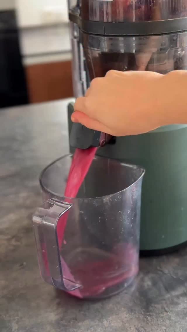 „Was darf ich essen?“
ist die häufigste Frage.
Und gleichzeitig die,
die dich am wenigsten weiterbringt.
Diese Frage kommt nicht aus Vertrauen,
sondern aus Kontrolle.
Der Körper fragt etwas anderes:
Bin ich sicher – oder muss ich reagieren?
Solange diese Frage offen bleibt,
kann das Essen noch so perfekt sein.
Antientzündliche Ernährung beginnt nicht auf dem Teller,
sondern davor.
Wenn du aufhören willst, Essen zu bewerten
und anfangen willst, deinen Körper zu verstehen,
schreib RESET in die Kommentare.
#antientzündlicheernährung #körpergefühl
#darmgesundheitfrau #hormonbalance
#bewusstessen ganzheitlichgesund
selbstregulation frauenkörper