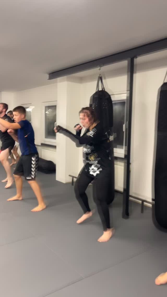 Cheers to a new year and another chance for you to change your life. 💥🔥
KICKBOXEN K1 | BOXEN | GRAPPLING
KIDS | TEENS | ADULTS | GIRLS CLASS