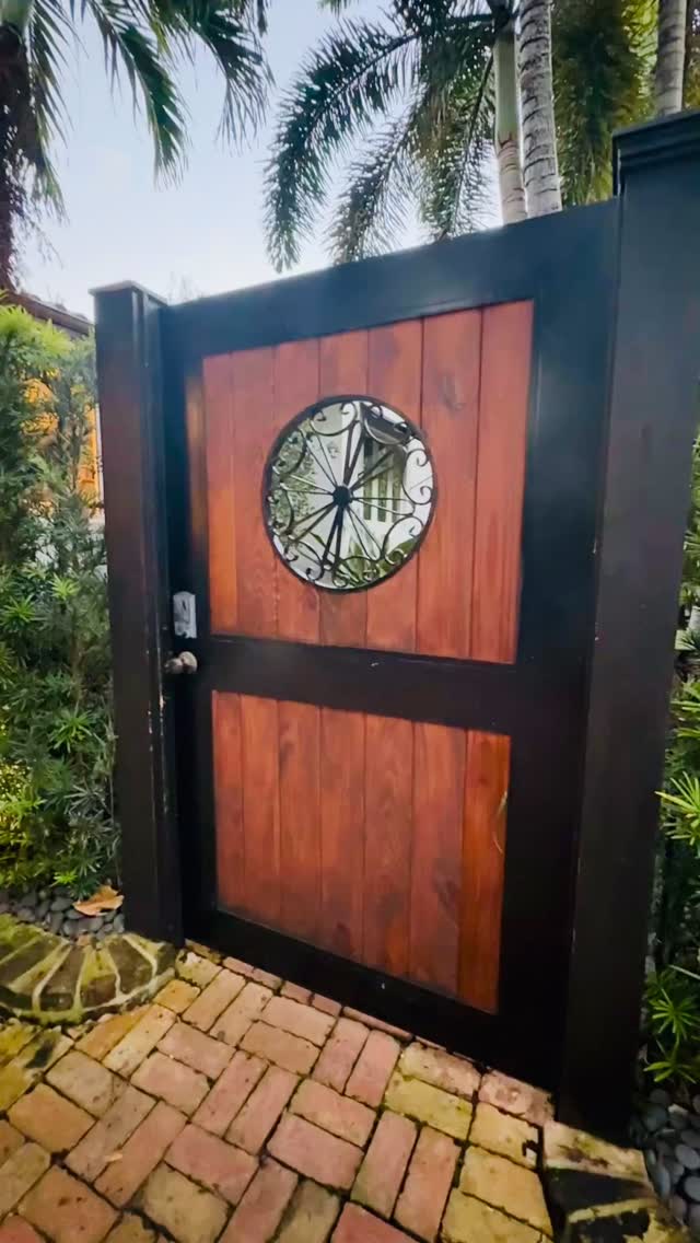 Garden entrance refresh 🌱 Wait until the end to see how we transformed this space #beforeandafter #miamibeachgarden #miamilandscapedesign
