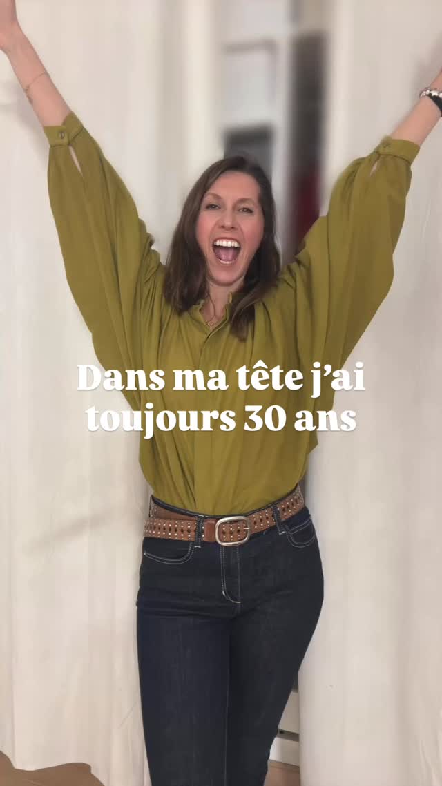 🎉 Aujourd’hui, c’est mon birthday 🤗
Et oui le temps passe vite
Je suis née le 13 janvier 1978…
Un vendredi 13 🍀
je te laisse faire le calcul 😉
Mais dans ma tete j ai toujours 30 ans
🎁 Mon plus beau cadeau ?
Que tu fassies UN petit pas aujourd’hui.
👉 Prends UN objet
qui ne te sert plus,
qui t’encombre,
qui attend depuis trop longtemps…
et fais le sortir ✨
Donne-le, recycle-le, ou jete-le s’il est cassé
Vous êtes plus de 6 000 ici ( merci d’etre là 😘)
Ca fera
➡️ 6 000 objets en moins
➡️ 6 000 maisons plus légères
➡️ 6 000 petits pas vers la liberté
aujourd’hui, je ressens surtout beaucoup de gratitude
Pour mon parcours avec quelques virages
Pour ma famille, mon socle.
Pour ma vie, imparfaite mais choisie.
Et pour ce métier que j’aime profondément
qui me permet chaque jour d’aider d’autres femmes à se sentir plus légères chez elles… et dans leur tête.
✨ je souhaite à chacune d’entre vous de pouvoir dire :
« Je suis bien là où je suis. »
Alors…
💬 Quel est l’objet que tu fais sortir aujourd’hui dis le moi en commentaire 😜
Sandra ta home organiser passionnée ❤️