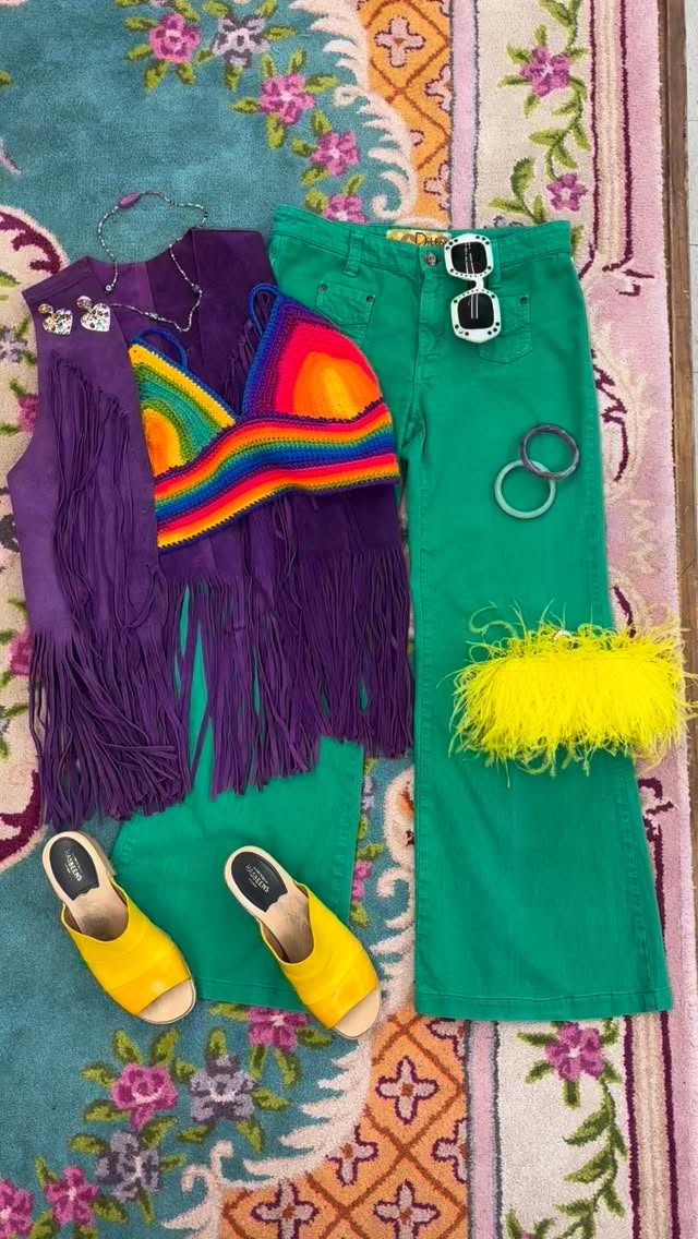 Throw me something sister! 💜💚💛 Mardi Gras season is in full swing and we couldn’t be happier about it! We have all of your parade outfit and accessory needs, come get styled!
#timewarpbr #shoplocal #midcitybr #225batonrouge #vintage #225br #vintagefashion #vintageclothing #mardigras