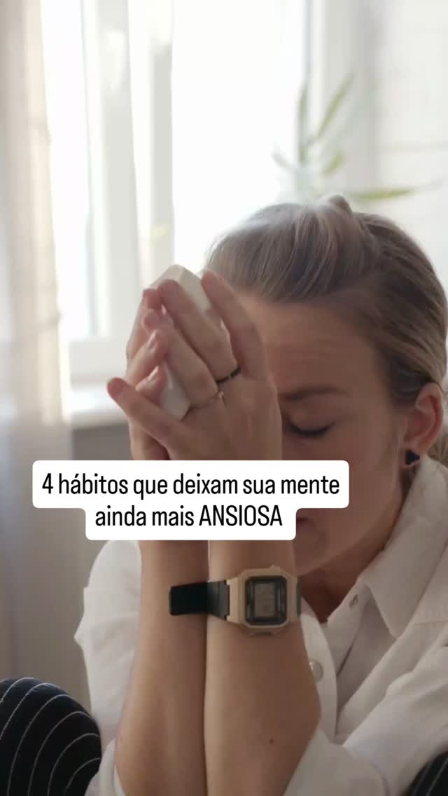 Você já deitou cansada, mas a cabeça parecia uma montanha-russa, cheia de pensamentos sem parar?
Isso acontece porque seu sistema de alerta fica ativado o tempo todo. Ele foi feito pra te proteger em momentos de perigo real, mas alguns hábitos do dia a dia fazem com que o cérebro acredite que o perigo nunca acaba.
Quero te mostrar 4 hábitos que aceleram ainda mais sua mente e o que você pode fazer de diferente para começar a desacelerar hoje:
1. Cafeína no fim do dia
Tomar café ou energéticos à tarde pode parecer inofensivo, mas eles mantêm o corpo em estado de alerta por horas.
👉 Troque por: chás calmantes ou bebidas sem cafeína depois das 16h.
2. Acordar direto no celular
Começar o dia rolando a tela coloca sua mente em estado de comparação e excesso de estímulos logo cedo.
👉 Troque por: 5 minutos de respiração profunda ou alongamento antes de abrir o celular.
3. Pular refeições
Quando você fica muito tempo sem se alimentar, os níveis de energia caem e a irritabilidade aumenta e isso deixa a mente mais agitada.
👉 Troque por: lanchinhos leves em horários regulares para manter o corpo estável.
4. Viver sem micro-pausas
Passar o dia inteiro “resolvendo coisas” sem respirar fundo ensina o cérebro a acreditar que você está sempre em perigo.
👉 Troque por: pequenas pausas de 2 minutos para expirar mais longo que inspirar. Esse simples ajuste já ativa o sistema parassimpático, responsável por trazer calma.
🌿 O Ciclos de Mim foi criado exatamente pra isso: te lembrar, mês a mês, de desacelerar e cuidar da sua saúde mental de forma prática. Com reflexões, escrita terapêutica e pequenos desafios, ele ajuda a criar pausas reais na rotina.
👉 Escreva CICLOS aqui que eu te falo mais sobre esse planner terapêutico.
#menteacelerada #menteansiosa #plannerterapeutico