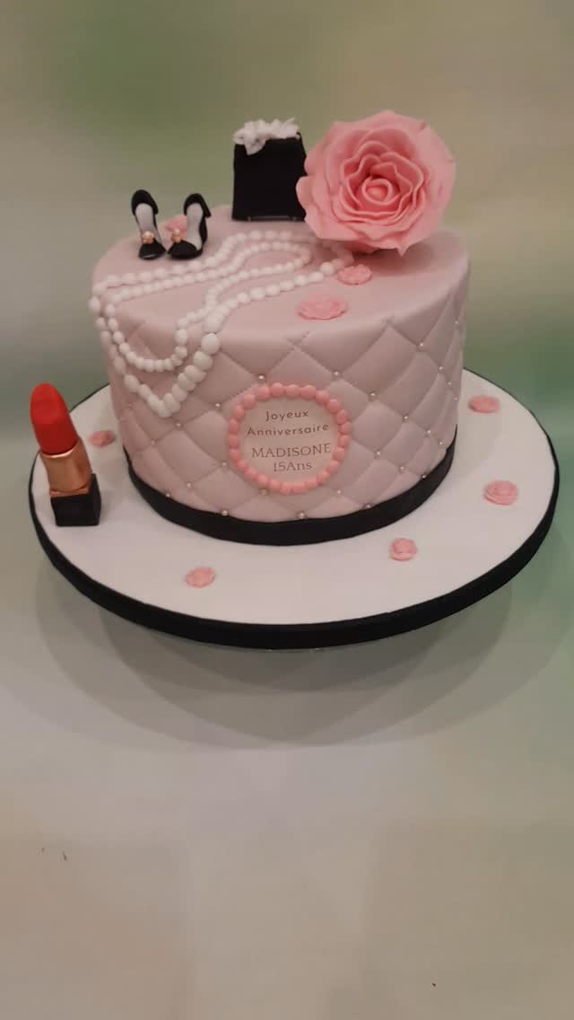 Hello tout le monde !
Je vous souhaite un très bon lundi
J'espère que le weekend a été bon :)
Pour ma part j'ai fait de beaux et bon gâteaux et j'ai eu des supers retours dont une cliente que j'ai particulièrement à cœur et qui me gâte de ses larmes d'émotion.
Ici tous les petits modelages sont faits main et pour les saveurs on est sur une de vos associations préférées avec le chocolat au lait et le croustillant praliné amande et noisettes. Un délice !
Cake design. Gâteau girly. Gâteau fille. Gâteau personnalisé. Layer cake. Gâteau Lyon.