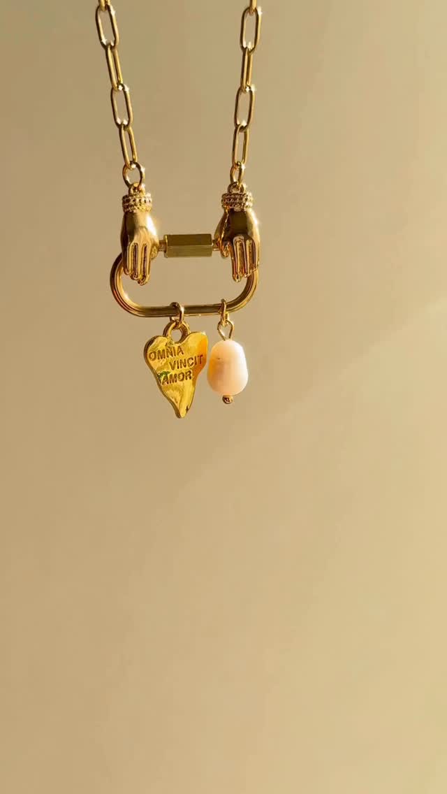 Mediteràllia nasce dai simboli di vita lenta: gesti quotidiani, piccoli rituali, momenti che meritano di restare.
New in ✨ Cin-Cin, il ciondolo che celebra i nuovi traguardi, e Breva la collana sottile che aspettavi essenziale, leggera, perfetta per i charms.
Perché in casa Tabàna ascoltiamo chi ci sceglie, e trasformiamo emozioni, desideri e storie in cui riconoscersi.