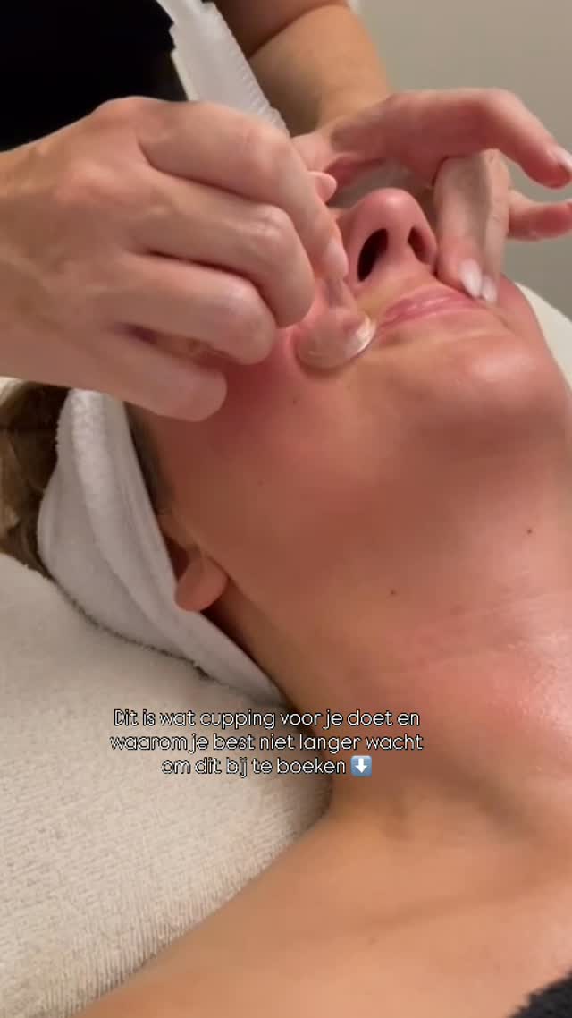 Wist je dat… je bij een Pur’Elle-behandeling een cupping-sessie kunt toevoegen? 😏✨
Cupping is een ontspannende boost voor je huid én je voelt het resultaat meteen! Het stimuleert de doorbloeding, vermindert spanning, verzacht fijne lijntjes, stimuleert de aanmaak van collageen en elastine, en geeft je een natuurlijke glow.
Of je nu je huid wilt verfrissen, fijne lijntjes wilt verminderen of gewoon even wilt ontspannen: 𝘤𝘶𝘱𝘱𝘪𝘯𝘨 𝘪𝘴 𝘥𝘦 𝘱𝘦𝘳𝘧𝘦𝘤𝘵𝘦 𝘢𝘢𝘯𝘷𝘶𝘭𝘭𝘪𝘯𝘨 𝘰𝘱 𝘫𝘦 𝘣𝘦𝘩𝘢𝘯𝘥𝘦𝘭𝘪𝘯𝘨. Super makkelijk bij te boeken 🤍
Kom jij binnenkort langs? Boek je cupping-sessie eenvoudig via de Pur’Extra button in ons boekingssysteem ➡️ www.purelle.be