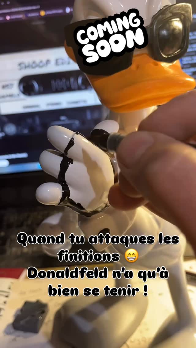 @daru & @lemarquis.art nous vous proposerons quelques Donald Lagerfeld « Donaldfeld » en éditions limitées… plus d’infos en mp. À bientôt #sculpture #lagerfeld #donaldduck #ceramique #3dprinting