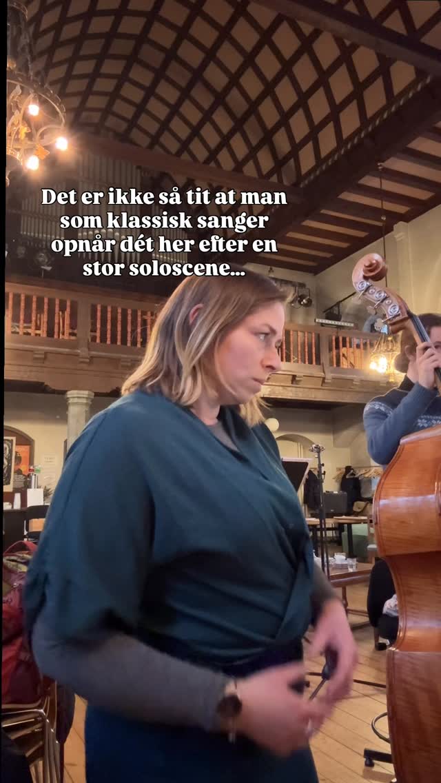 Som klassisk sanger synger man virkelig tit musik, der er komponeret af folk, som for længst er døde og borte, så det at have komponisten med til alle prøver, klar med noter og ideer, er virkelig uvurderligt! 🥹 @matias.vestergard 🫶
Køb en af de sidste billetter til den koncertante opførelse af ‘Lisbon Floor’ her: www.athelas.dk (ja, du skal selv skrive det ind i browseren, men det kan du seriøst godt!)