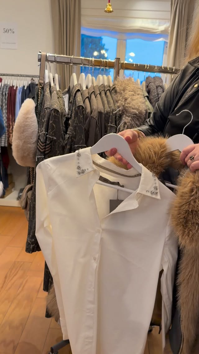 Camilla från @villaedbyglozzy visar upp sina favoriter från rean, det finns fortfarande massor av fint att fynda!
Öppet imorgon 11-16 🖤
Vi på Villa Ed
Inredningsbutik @villaedinredning
Klädbutik @villaed_by_glozzy
Café & Bistro @cafevillaed
Frisörer @villaed.frisorerna
Injektionsbehandlare @beautylin.se
Kroppsvård & Massage @lindaholtzkroppsvard
Inemotion Psykologi @inemotionpsykologi
Keramik @lerkallan
Skulpturskogen Villa Ed