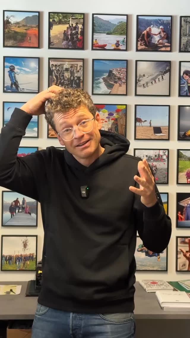 Meine ersten Jahresziele vor über 15 Jahren standen als Kürzel an der Küchentafel. Viele haben gefragt, was denn das ist und später, ob ich‘s geschafft hätte – und was nun als Nächstes kommt.
Damals habe ich gemerkt: Wenn Ziele bebildert und sichtbar werden, bleiben sie präsent – und werden einfacher Wirklichkeit. Nicht alle - aber viele.
Seit Jahren arbeite ich u.a. mit sogenannten Vision Boards als Umsetzungs-Werkzeug - um die Wünsche und Ziele einfachere Wirklichkeit werden zu lassen. Ich habe viele Werkzeuge und Learnings kombiniert – und mit der Bucketlist Methode verschmolzen.
Heute ein spontaner Micro-Einblick in mein Vision Board 🔮 weil’s der Postler grade zugestellt hat. Ja und nebenbei bin ich grade am Aufbau einer hybriden Masterclass - es wird richtig spannend. Steht so auf meinem Vision Board - und wird passieren 🙂
#visionboard #ziele #mindset