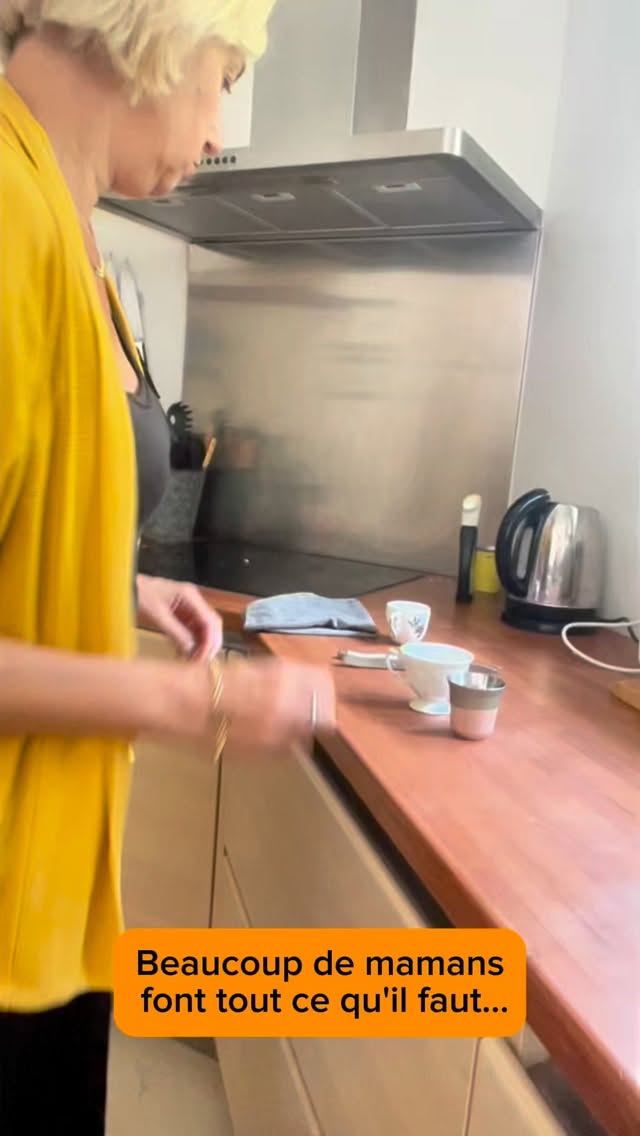 Beaucoup de mamans font tout ce qu’il faut.
Elles s’investissent énormément.
Elles donnent de leur temps, de leur énergie, tout leur amour.
Elles anticipent.
Elles organisent.
Elles essaient de bien faire, chaque jour.
Et pour toujours faire mieux,
elles lisent des livres,
elles écoutent des conseils,
elles appliquent ce qu’on leur dit,
avec l’espoir que ça aide enfin.
Et pourtant…
Elles continuent de courir toute la journée.
Elles se sentent à bout plus vite qu’elles ne le voudraient.
Elles s’énervent parfois.
Souvent même.
Et ensuite, elles s’en veulent.
Elles ne comprennent pas toujours pourquoi,
parce qu’elles ont vraiment l’impression de faire de leur mieux.
Alors elles essaient encore.
En se disant que demain,
elles feront plus attention,
elles feront encore mieux.
Mais la fatigue est là.
La pression aussi.
Et cette impression persistante
de ne jamais être vraiment à la hauteur,
et surtout… de ne jamais réussir à en sortir.
Si tu te reconnais,
ce n’est pas parce que tu fais mal les choses.
Et ce n’est pas parce que tu n’en fais pas assez.
C’est simplement que ce que tu vis
est plus complexe
que ce que les conseils habituels,
ceux qu’on entend partout,
peuvent régler.
C’est pour toi et toutes ces mamans investies que j’ai créé
le challenge « 4 jours pour arrêter de courir, crier et culpabiliser ».
Pendant 4 jours, je t’aide à mettre des mots sur ce que tu vis,
à comprendre ce qui t’épuise vraiment,
et à commencer à faire autrement,
sans te rajouter de pression.
👉 Le lien d’inscription est en bio.
4 jours – en live ou en replay – 100 % gratuit.#chargementale #equilibredevie #mamandebordee #coachingmaman