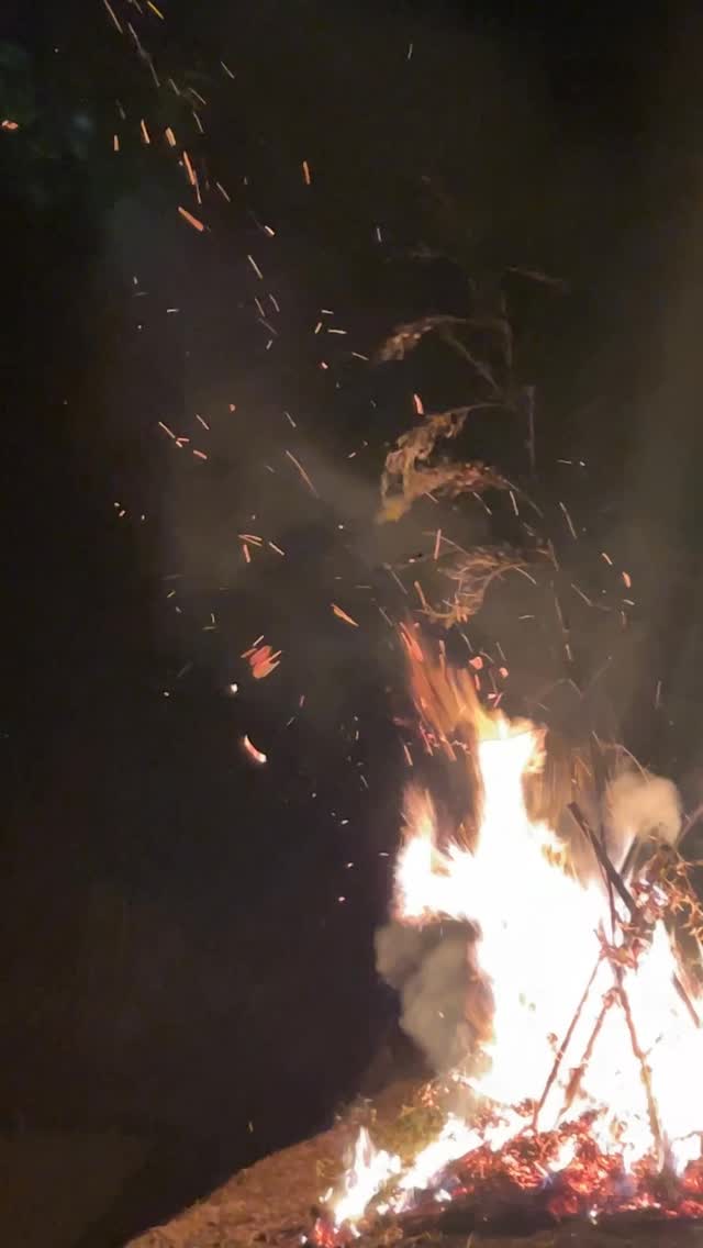 【どんど焼き🔥】
伝統行事であるどんど焼きが、今年も各集落で行われました。皆さまの健やかな一年をお祈り申し上げます。消防の皆さま、集落の皆さまお疲れさまでした!✨
#山梨県 #富士川町 #穂積地区
#どんど焼き #家内安全無病息災