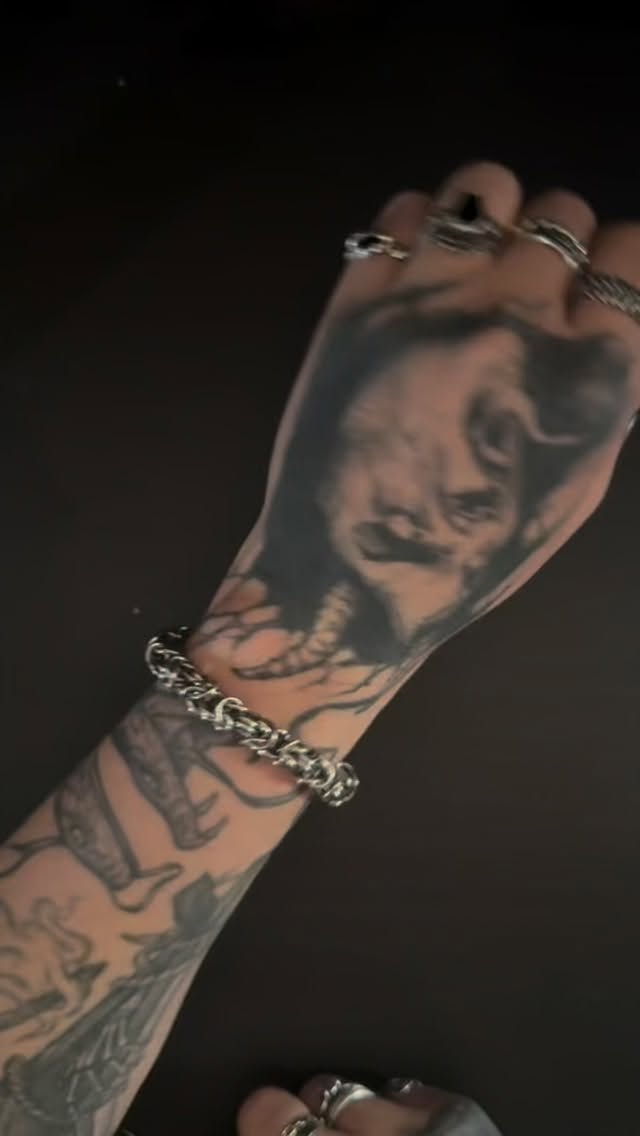 With these nails as well?? I’ve seen other creators do this but when speaking to so many of you at expos you all struggle like me! So here’s how I do it 🫶🏻♥️