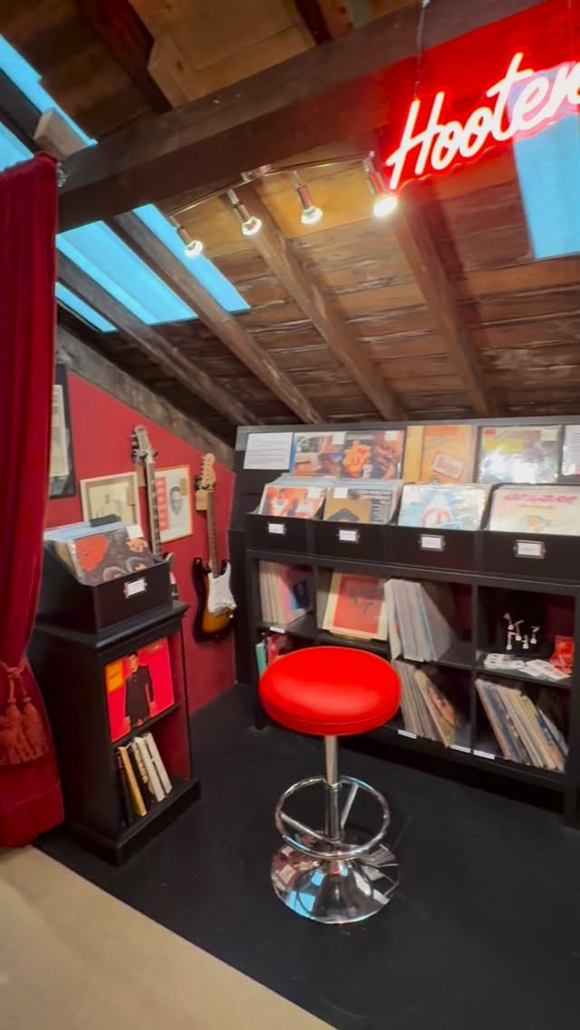 Pop up to The Attic to browse a fantastic collection of vintage vinyl from @hootenannyrecords.
We welcome you to sit and browse through our music while remembering tunes from the best eras - we’ve got some real corkers!
#musicmemories
www.theantiquevillage.co.uk
Open 10-4 Monday to Saturday
#AntiqueVillage #VintageVinyl #popmusıc #rockmusic