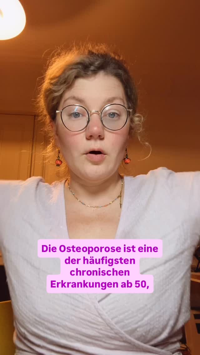 Osteoporose ist eine der häufigsten chronischen Erkrankungen im höheren Lebensalter, ABER sehr viele Betroffene bleiben undiagnostiziert bis es zur ersten Fraktur kommt.
⚡Osteoporosis Treatment Gap.
Weltweit ist etwa jede dritte Frau über 50 Jahre von osteoporose-assoziierten Frakturen betroffen. Bei Männern ist es etwa jeder fünfte. Der Unterschied zeigt sich vor allem nach der Menopause, da Östrogen eine zentrale Rolle für den Knochenstoffwechsel und den Erhalt der Knochendichte spielt.
Die häufigsten osteoporotischen Frakturen sind:
• Wirbelkörper
• Hüfte
• Handgelenk
Was du präventiv tun kannst:
1️⃣ Calcium & Vitamin D
→ Calcium: ca. 1000–1200 mg/Tag, idealerweise über die Ernährung
→ Vitamin D: wird i.d.R. zwischen 800-2000I.E./Tag empfohlen, aber besser ist: Spiegel bestimmen lassen und Dosierung individuell ärztlich abstimmen
2️⃣ Kraft- und Widerstandstraining
→ essenziell für Knochenstärke und Sturzprävention
3️⃣ Eigene Risikofaktoren kennen
→ z. B. frühe oder operative Menopause, Essstörungen, RED-S, längere Amenorrhoe, Untergewicht, familiäre Frakturen, bestimmte Medikamente, Rauchen, Alkohol, chron. entzündliche Erkrankungen und weitere.
👉 Für Risikogruppen kann eine DXA-Messung sinnvoll sein – auch wenn sie von den Krankenkassen oft nicht übernommen wird. Mit ca. 50–80 € ist sie jedoch vergleichsweise gut zugänglich und hilfreich für die individuelle Risikoeinschätzung.
💡 HRT: Menopausale Hormontherapie kann sich positiv auf die Knochendichte auswirken und somit das Frakturrisiko senken. Sie ist jedoch keine Standardbehandlung der manifesten Osteoporose oder für jeden Menschen als Prävention zugelassen/empfohlen. Es braucht hier mehr Studien.
War dir dein Osteoporoserisiko bewusst?
Was tust du aktuell für deine Knochengesundheit?
👇 Schreib es gern in die Kommentare
#osteoporose #menopause #frauenärztin #frauengesundheit #prävention