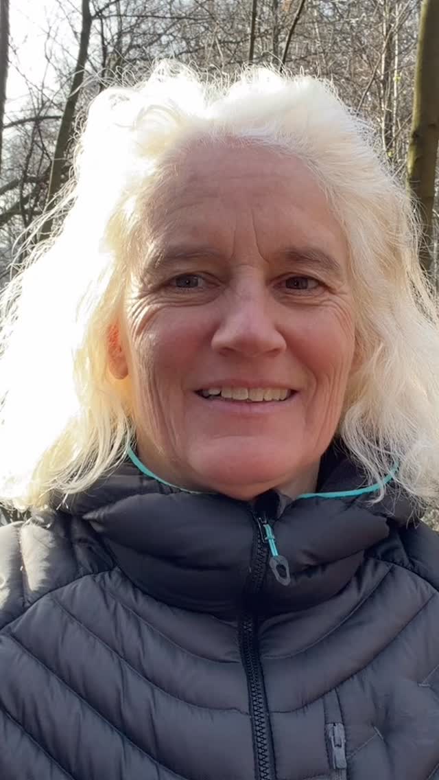 🧠 Der 30-Sekunden Selbstvertrauen-Boost, den ich allen meinen Kunden zeige!
Du kennst das Gefühl:
Du gehst zu deinem Pferd und bist innerlich angespannt? 😰
Nach 30 Jahren Horsemanship-Erfahrung verrate ich dir meinen einfachsten, aber wirkungsvollsten Trick für sofortiges Selbstvertrauen!
⚡ Die 30-Sekunden-Formel:
10 Sekunden:
Tief einatmen, langsam ausatmen 🌬️
Schultern bewusst entspannen.
Dein Körper wird ruhig.
10 Sekunden:
Erinnerung aktivieren ✨
Denk an EINE Situation, wo du mit deinem Pferd erfolgreich warst.
Auch wenn sie klein war!
10 Sekunden:
Positive Selbstbestätigung 💪
Sag dir: “Ich kann das.
Wir schaffen das zusammen.”
Das war’s! 🎯
💡 Warum ist das so kraftvoll?
✅ Dein Körper wird entspannt – dein Pferd spürt Sicherheit statt Stress
✅ Du gehst mit einem positiven Mindset ins Training
✅ Selbstvertrauen wird zur automatischen Gewohnheit
In der SafetyHorseMethod nutze ich diesen Boost mit jedem Kunden:
🔸 Erst machen wir es gemeinsam
🔸 Dann übst du es allein
🔸 Nach wenigen Wochen läuft es automatisch
30 Sekunden investiert = Den ganzen Tag mehr Vertrauen! 🚀
🔥 Machst du das JETZT gleich?
Schreib “GEMACHT”, wenn du es probiert hast!
Ich bin gespannt auf deine Erfahrung! ⬇️
👆 Mehr Vertrauen-Tipps in meiner Bio!
Deine Anja ❤️