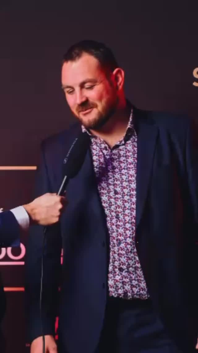 🎤 Kurzinterview #1 – Oberaargauer Sportgala 2025
Im Gespräch mit Simon Zwahlen blickt der ehemalige Schwinger Thomas Kropf auf die Sportgala zurück – und auf frühere Begegnungen mit dem an diesem Abend gewählten «Sieger der Herzen» Lukas Tschumi.
👉 Wer am Hallenschwingfest in Thörigen damals wen auf den Rücken gelegt hat, erfährst du im Interview.
🎥 Das erste von acht Kurzinterviews zur Sportgala 2025.
#SportgalaOberaargau #Kurzinterview #Schwingen #donnerstagcluboberaargau