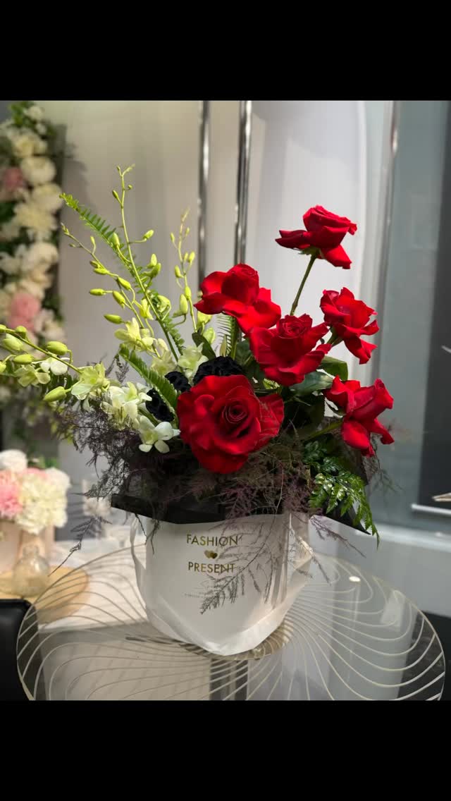 Another flower box , another happy customer!!!! Red roses bringing the drama, white dendrobium orchids keeping it classy.
Basically… flowers that understood the assignment 😌
#LaPegasFlowerBoutique #FlowerBoxLove #HappyCustomer #ModernFlorals #TorontoFlorist #LuxuryFlowers #FreshBlooms
