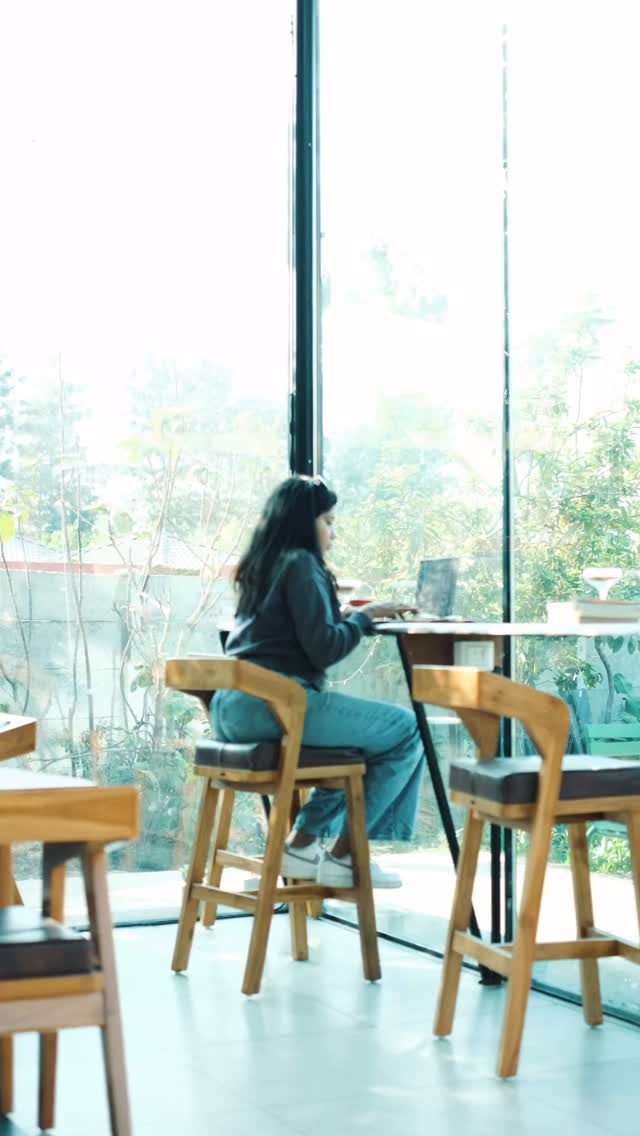 A place tucked away from the bustling chaos of the city, a perfect spot to sit and unwind and of course sip on a beautiful cup of coffee! 😍 Aur kya hi chahiye life me!?
Head over to @letspadelbhopal and chillax! 😎
You know where! 😉
Green Court by Handcrafted
📍Let’s Padel, near NLIU, Kerwa Dam Road, Bhopal
#coffee #padelcourt #drinkrealcoffee
