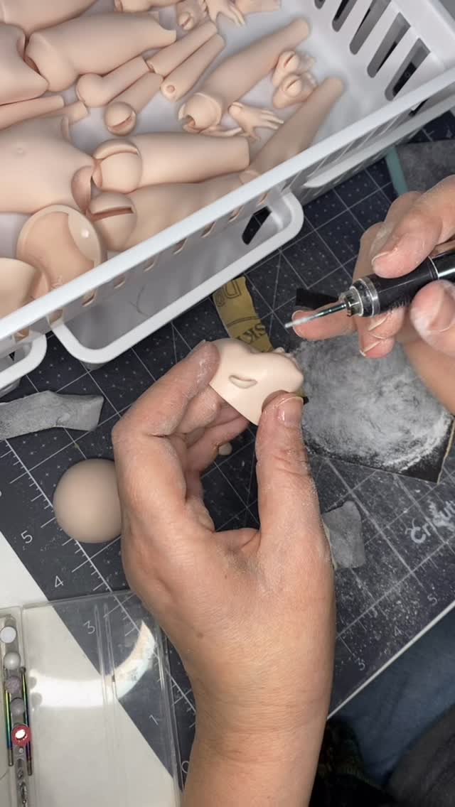 Sanding, the boring part… but also the one where I focus and get lost in the doll making process. Taking care of every single piece like it’s a jewel and I want it to be perfect! Hours of hard work and the reward is in the final result.
#lindamacariodolls #bjddoll #artdoll #resinbjd #dollmaking