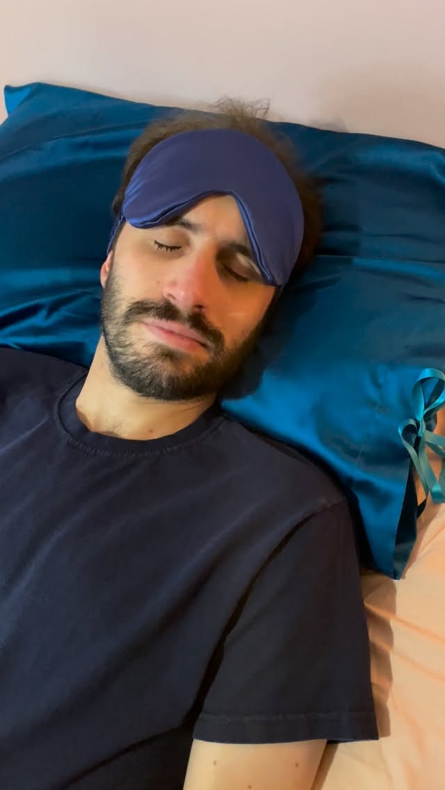 I am not the only one who has done a bit of eye mask modelling lately. I’ve wanted to show that anyone can use silk for so long but only realised very recently that I live with a man who is annoyingly quite photogenic!
Video description- Raff, a half Italian man in his mid thirties, is laying on a teal blue silk pillowcase and pulls a large navy blue silk eye mask down to cover his eyes