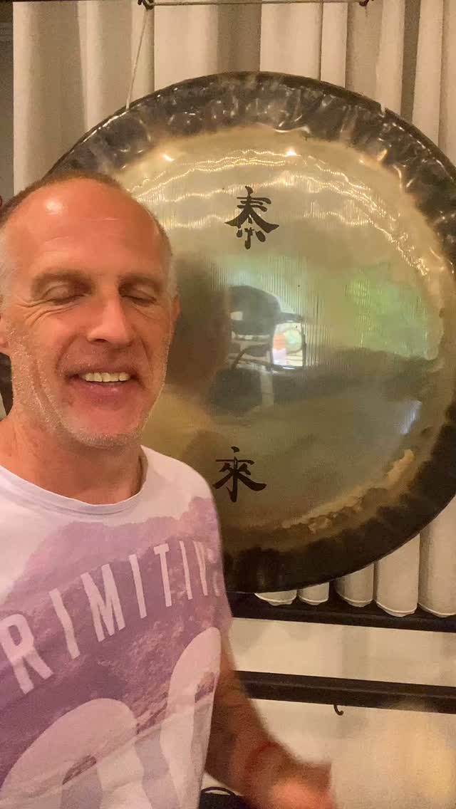 ✨ The Gong Found Me ✨
I still remember the first time I heard this sound.
It was during my Kundalini Yoga teacher training.
The gong washed through me, rearranged something deep inside, and left me in a state of profound healing.
I didn’t know it then, but that moment planted a seed.
The very next week, I received a call to offer sound massage — almost as a marketing experiment — through Groupon.
Enough people said yes.
Enough trust came in.
Enough flow arrived.
That wave of yeses became the exact amount I needed to buy my first large gong.
Owning the gong changed everything.
Not just playing it — living with it, learning its moods, its medicine, its power.
Session by session, vibration by vibration, my relationship with sound deepened.
What began as a single moment of awe became a path.
What began as a sound became a calling.
Sometimes the work chooses us…
All we have to do is listen.
🔔💫