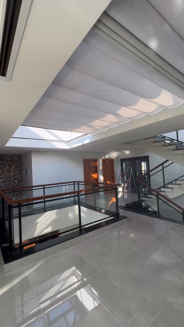 ✨ Persiana Romana de Teto em Tela Solar ✨
Sofisticação que protege.
A persiana romana de teto em tela solar é a solução perfeita para quem busca controle de luminosidade, conforto térmico e um visual clean e moderno.
☀️ Reduz o calor sem bloquear totalmente a luz
🏡 Ideal para coberturas, áreas gourmet e espaços com vidro
🎨 Design elegante que valoriza o ambiente
⚙️ Pode ser manual ou motorizada
Funcionalidade e estética andando juntas para transformar seu espaço com leveza e tecnologia.
📩 Fale com a L&D Decorações e descubra o modelo ideal para o seu projeto.
#PersianaRomana #TelaSolar #PersianaDeTeto #ConfortoTérmico #ControleDeLuz
DecoraçãoSofisticada Arquitetura DesignDeInteriores LDDecorações