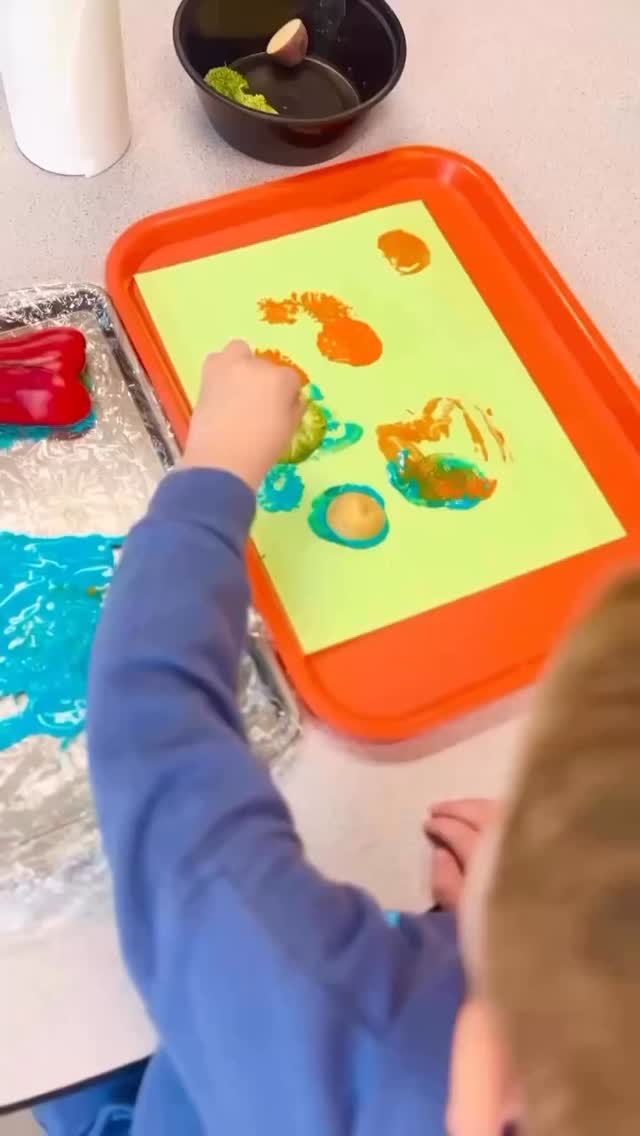 @summitcenter_sccd has been exploring food in low pressure ways with learners this week! Using vegetables as stamps during art was a great way to build tolerance for interacting with new or unfamiliar foods 😀🥦🍎
#summitbehavioralservices #ABAtherapy #kansascityautism #appliedbehavioralanalysis #kansascity