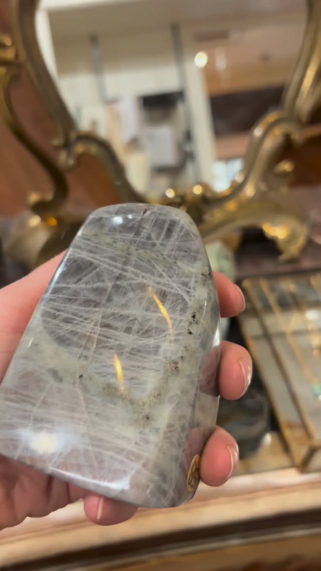 This fire labradorite reminds me of winter sunrises! Nature is amazing!
#goldenmoongallery #labradorite #crystals #shopsmall #oneofakind