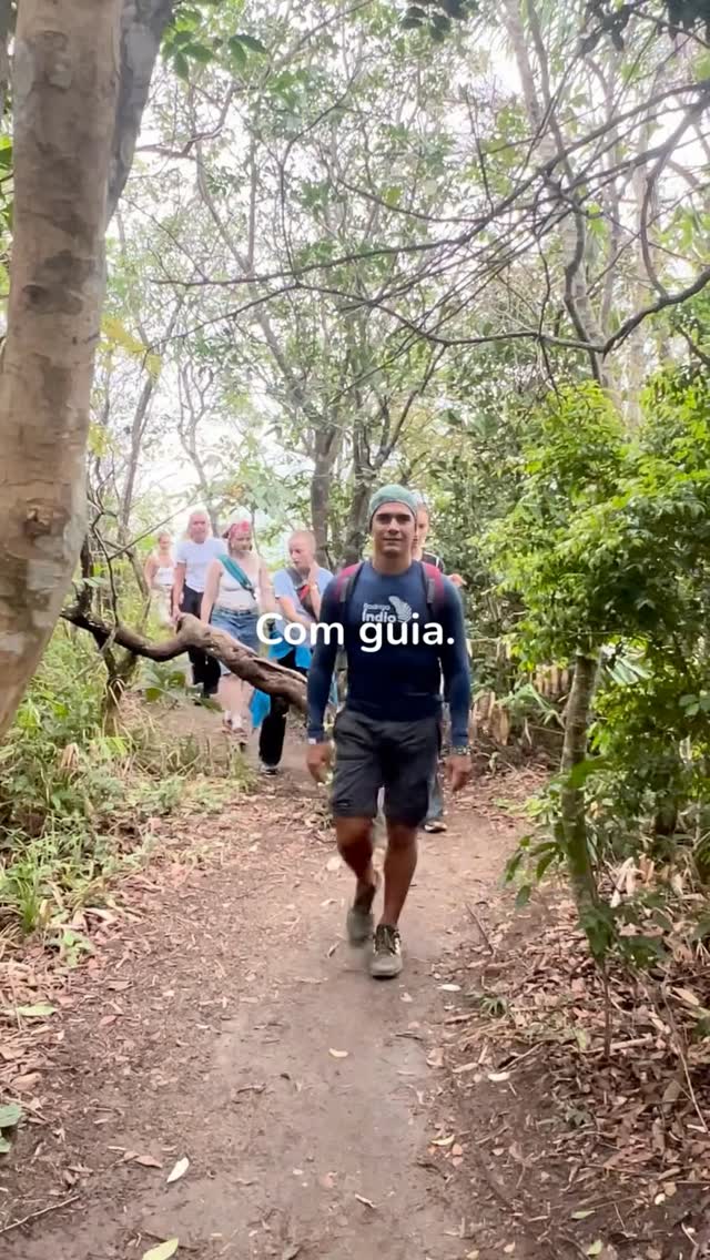 Aqui ninguém fica pra trás 😃
Ir pra trilha sem guia é uma experiência de autoconhecimento.
Você aprende a usar o GPS que falha, descobre que a trilha “bem sinalizada” não era tão bem assim e desenvolve um talento especial para perguntar “é por aqui?” a cada 10 minutos.
Já ir pra trilha com guia é outro nível.
Você só anda, respira, observa a natureza e ainda escuta histórias que nunca estariam em uma placa. O guia sabe onde pisa, onde para, onde tem vista bonita, onde não tem cobra e onde rende a melhor foto.
Sem guia, você volta com a sensação de sobrevivente.
Com guia, você volta com boas fotos, boas histórias, energia sobrando e a certeza de que aproveitou de verdade.
Sem guia, a trilha vira desafio inesperado.
Com guia, vira experiência.
No fim das contas, os dois funcionam. Um você conta rindo depois. O outro você vive sorrindo durante.
#guiadeturismo #guiadeturismorj #turismo #turismobrasil #riotour