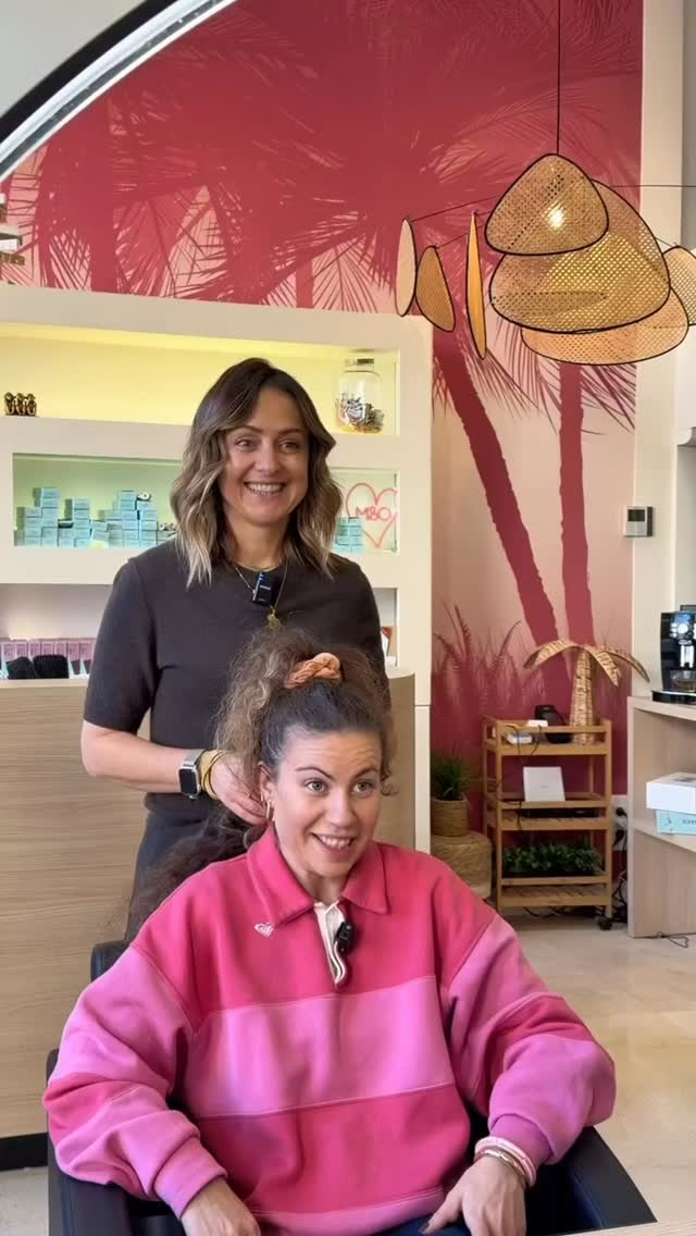 RESET ✨
Sur Hélène , on est parti sur un gloss++ pour redonner de la couleur et brillance à la chevelure.
Ses longueurs présentaient un ancien balayage, j’ai donc réalisé une pré-pigmentation afin d’optimiser la tenue du gloss dans le temps et d’obtenir un résultat homogène.
Le cheveu a été nourri et hydraté, pour révéler un marron chocolat intense, lumineux et parfaitement adapté à son teint et ses yeux
Un brun chic, glossy et vivant ✨
.
.
.
#lyon #coloristelyon #lyonnaise #brunette #gloss