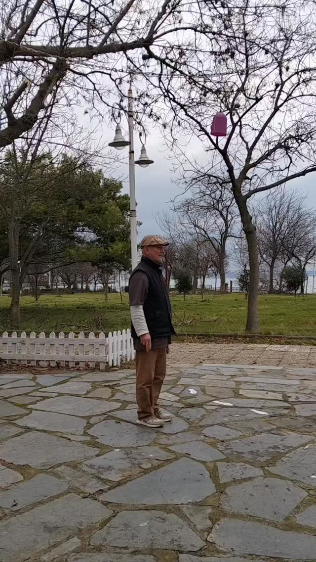 İç-Dış...
Dışarısı fena halde, ülke talan ediliyor, halk seyirde. Kalamış marina davası kaybedildi. Karada ve denizde inşaatlar yapılacak, büyüyecek marina. Anayasa'da duruyor hâlâ o madde:Kıyılar halkındır!
Bu proje bitince göreceğiz o kıyılara halkın giremediğini. Kalamış parkta oturursanız denize seyredurup, ufuk görürsünüz şimdi. Koca bir mendirek kesecek görüntünüzü, ufkunuzu.
Konu çıkar, rant olunca yok farkları, süt kardeşi bunlar. Sonra "Cumhuriyet" videoları yaptırırlar profesyonelce. Sanırsınız vatan için ölürler.
Ne sultanlar geçti bu yeryüzünden. Trump nasıl anılacak sizce ileride, Netanyahu, bizdekiler?
Kedimi kaybettim geçen hafta, değiştiremedim gidişatı. Katkı koymaya çalıştığım çürümeye karşı mücadelede, şu an için hep kayıplar görünüyor.
Değiştiremediklerim var. Ama deniyorum hep. Denersek değiştirme olasılığı var. Denemezsek sıfır değişim olanağı!
Şimdi içi iyi kılayım ki, dışa hayrım dokunacak gücüm olsun. Bu vidèo da, benimle Tai Chi Kılıç çalışmış olan arkadaşlara hatırlatıcı bir kayıt, yeni yıl hediyesi olsun. Sabit kamera, kendim için çalışırken öylece kaydettim. Kare dışına çıkmalara takılmadan. Aktif çalışanar için sorun değil.
#taichikılıç #yangstil #taichichuan