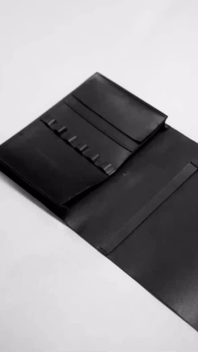 Pre tých, čo radi skicujú a zapisujú - obal z hrubšej čiernej kože s priestorom na skicár, zápisník. ceruzy a gumu.
Možné úpravy v prípade potreby - napíš mi a dohodneme sa ✍🏻📖🤝
www.sashe.sk/Horalist
#umeleckepotreby #skicar #kozenyobal #rucnavyroba