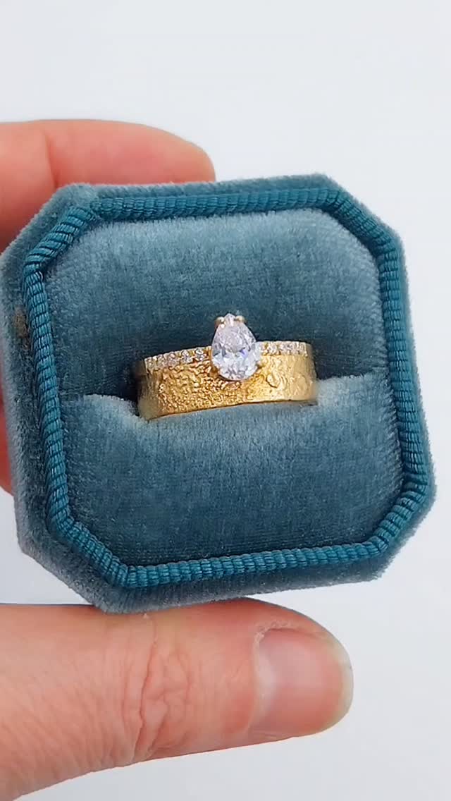 Een ring is geen impulsaankoop.
Het is een investering.
Niet omdat hij glanst,
maar omdat hij blijft.
Gemaakt uit edele materialen,
met vakmanschap dat hersteld kan worden,
ontworpen om elke dag te dragen — jaar na jaar.
Waar veel dingen hun waarde verliezen,
wint een ring aan betekenis.
Door gebruik. Door tijd. Door het leven dat eraan voorbijgaat.
Een echte investering
is iets dat je niet vervangt,
maar doorgeeft.
#goudsmid
#ambachtelijkjuweel
#tijdloosjuweel
#persoonlijkjuweel
#maatwerk