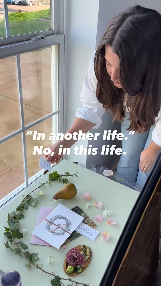 If you’re getting married in 2026, I’m *begging you* to support small business. Why?
Public estimates put Minted’s annual revenue at over $100M for 2025. One hundred million dollars. Let that soak in. And that doesn’t include other big-name retailers like Zazzle, Zola, or Shutterfly. This year, you have a choice. You can give more money to massive online companies, or you can support local stationers. Artists and makers in your city with small studios and big dreams.
Let’s make 2026 the year we choose people over platforms.
Getting married in 2026? Click the link in bio to learn more or DM me!