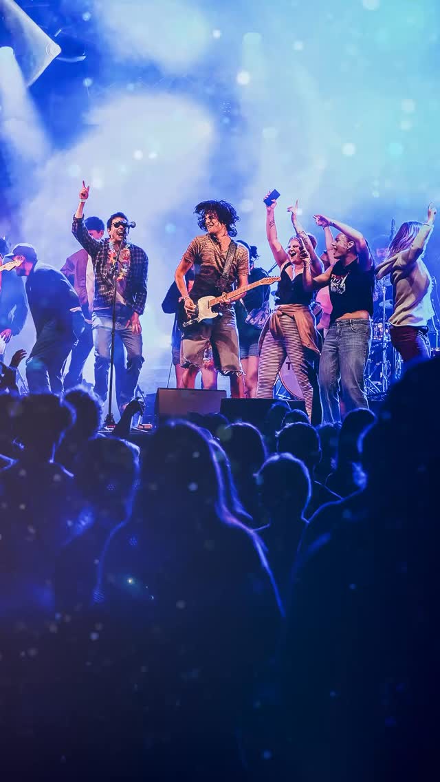 Toute l’équipe Baie Sonore vous souhaite une très belle année 2026 💫✨
Nos pensées pour les cayolaises et cayolais touché.es par la tempête ❤️🩹
2026 marquera la deuxième édition du festival et nous sommes ravi.es de pouvoir vivre ça à vos côtés 🪩
#baiesonore
📷 @blimstudio.fr