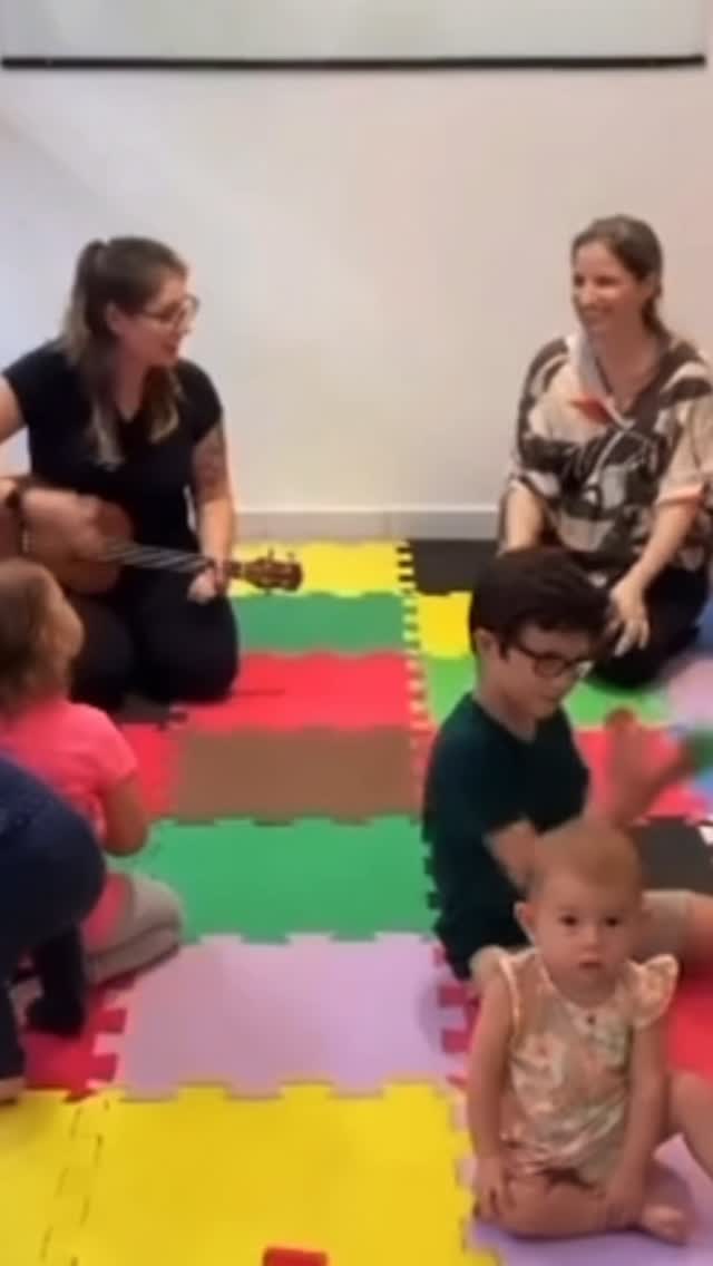 Na Bravo Academia de Música, a musicalização infantil não é recreação.
É um trabalho pensado, estruturado e fundamentado no desenvolvimento infantil.
Cada proposta é construída para estimular atenção, linguagem, escuta, movimento e vínculo, respeitando o tempo de cada criança e a forma como o cérebro aprende.
Aqui, a música é ocaminho.
Caminho para favorecer desenvolvimento, relações mais saudáveis e experiências que fazem sentido.
Musicalização exige intenção, formação e responsabilidade.
E é assim que a Bravo cuida, ensina e transforma.
#vemprabravo