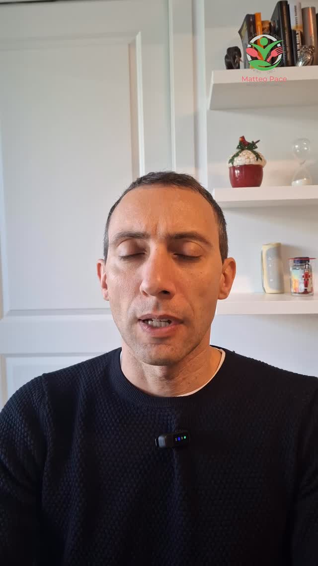 Il tuo corpo non migliora solo quando sei perfetto, migliora quando sei costante. 💪
Quante volte hai pensato: “Lunedì faccio una dieta drastica per compensare il weekend”? O: “Mi alleno il doppio perché ieri ho mangiato male”?
Ecco il problema: stai punendo il tuo corpo invece di nutrirlo e il tuo corpo lo sa. Sente la differenza tra una scelta fatta con amore e una fatta con senso di colpa. 😔
Il corpo che cambia è il corpo che viene trattato con rispetto e coerenza, non il corpo che viene flagellato.
La regolarità batte la perfezione. Sempre. ❤️
Se vuoi scoprire come fare pace con il cibo segui la diretta completa sul canale YouTube fai pace con il cibo: link in bio 👆🏻
#matteopace #biologonutrizionista #faipaceconilcibo #percorsoalimentare #costanza