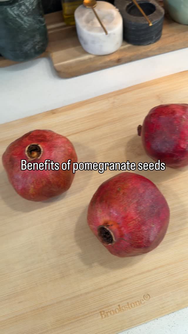Winter wellness in a bowl 🍒❄️
Pomegranate seeds bring that perfect mix of nourishment + glow:
🌱a burst of antioxidants
🌱gentle support for estrogen balance
🌱fiber to keep digestion + hormones happy
🌱natural sweetness that doesn’t spike blood sugar
🌱vitamin C for immunity + stress support
Are you a pomegranate fan? ❤️
#hormonebalance #womenswellness #holistichealth #cyclesyncing #hormonehealth
