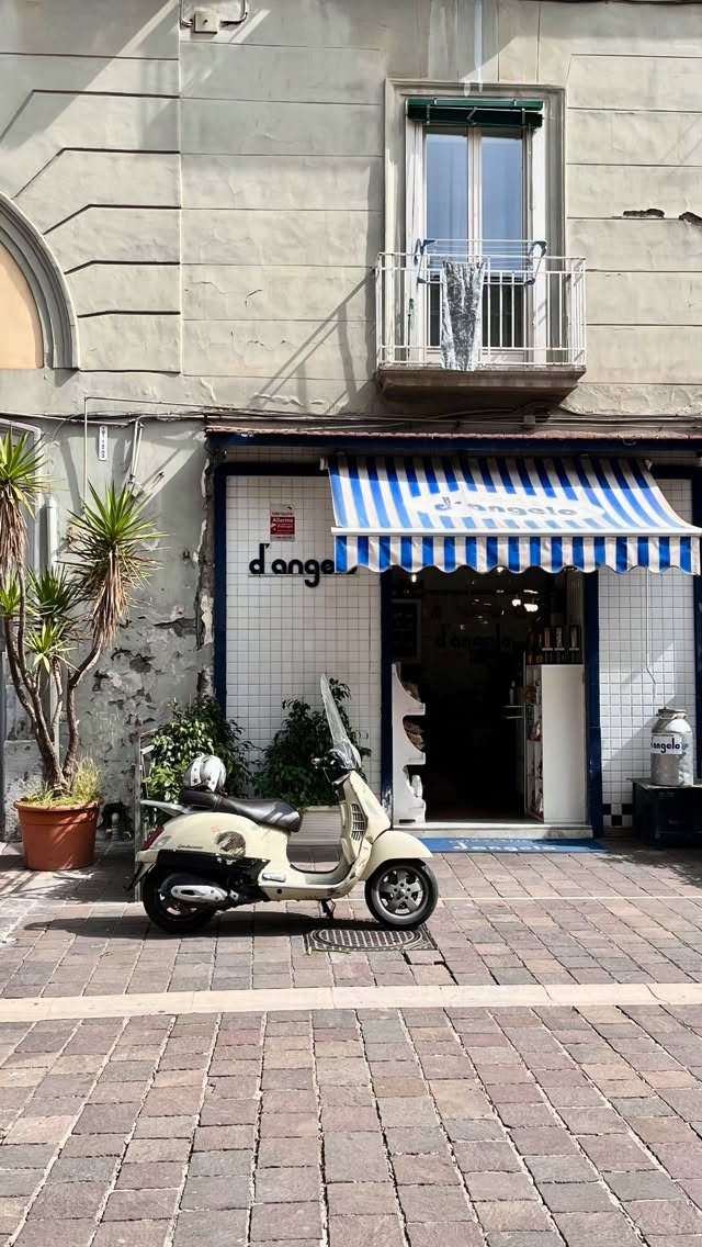 Der kleine Mercato Torretta in Neapel ist ein historischer Markt im Viertel Mergellina, nur wenige Schritte vom Lungomare entfernt.
Zwischen Ständen mit frischen Lebensmitteln, Kleidung und Haushaltswaren findest du hier ein noch wirkliche authentisches Stück Neapel.
Besonders zur Mittagszeit lohnt sich ein Besuch, denn in der kleinen Gastronomie „Cibi Cotti Nonna Anna“ (im hinteren Teil der Markthalle) wird von Montag bis Samstag neapolitanische Hausmannskost in einzigartigem Markthallen-Ambiente serviert.
Der Mercato Torretta und „Cibi Cotti“ sind mein Geheimtipp für deinen Neapel-Besuch.
#neapelreise #napolitravel #napolifood #mercatotorretta #italienliebe #genussreise #slowtravelitaly #fotoreiseneapel #authenticitaly #cibicotti #hiddengem #hiddenplace