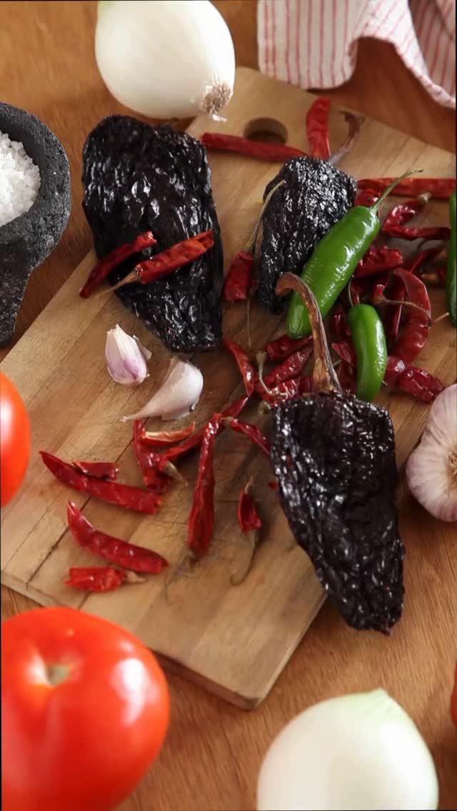 Közlenmiş biberler, taptaze sarımsaklar ve mutfağımızın nefis aroması 🍴💛 #yemek #meze #mutfak