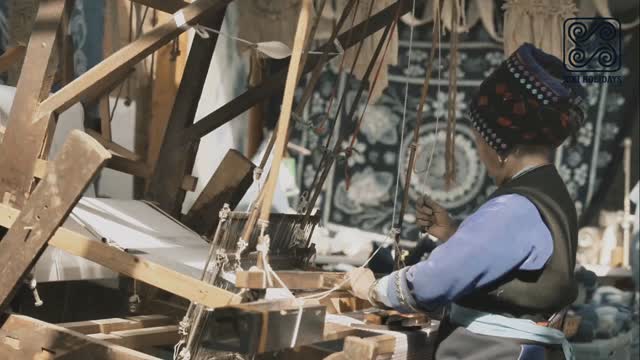 🧵 Bai tie-dye traditions in Dali, Yunnan
Watching fabric turn into story — hand-woven, hand-dyed, and shaped by generations of quiet skill.
Discover a slower side of China through living heritage.
👉 See our cultural journeys via the link in bio.
#kikiholidays #yunnantravel #china #yunnan